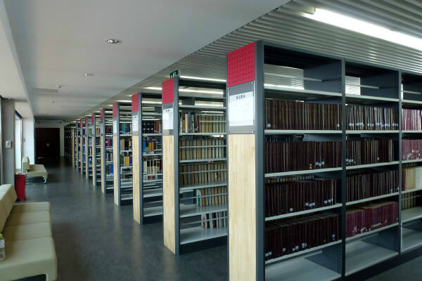 在車棚、圖書館、實驗室等安裝監(jiān)控